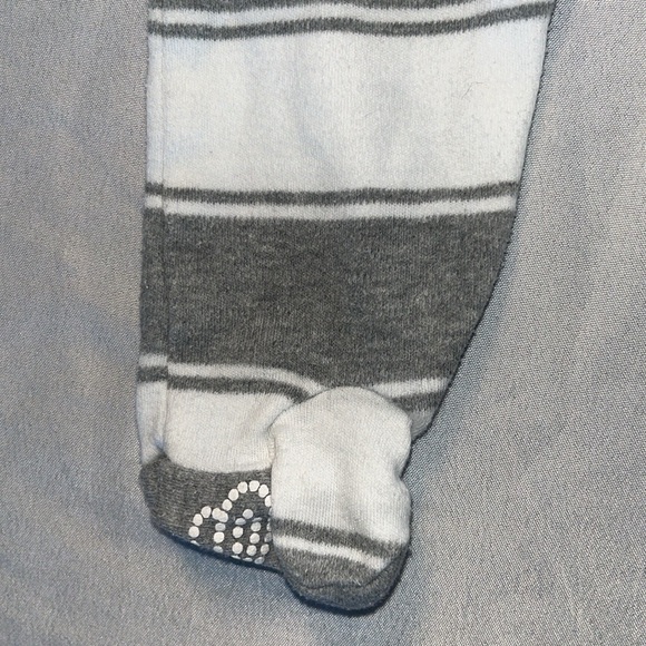 Burt’s Bees Newborn onesie - Picture 5 of 6